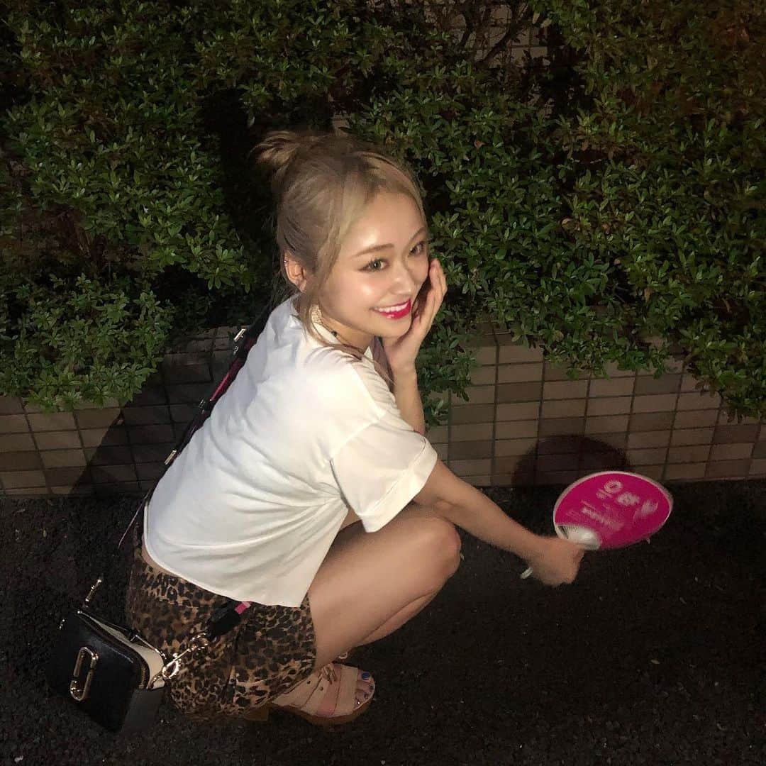 Monaさんのインスタグラム写真 - (MonaInstagram)「. . . おだんごヘア🍡💇‍♀️💜 . 隅田川花火大会は戦争でしたw . 夏感じれたからよかったけど♪ . プールも海もいきたみ深い🏖 . . . 明日はエビサマでDJです😍♪ . . . #隅田川#隅田川花火大会#花火 #花火大会#スカイツリー#浅草 #お祭り#夏#ヘアスタイル #おだんごヘア#お団子ヘア #ヘアアレンジ#ハイトーン #カジュアルファッション #Tシャツコーデ#ラフスタイル #ファッション#コーデ #スカートコーデ#dj#femaledj」7月27日 22時30分 - dj_monichan