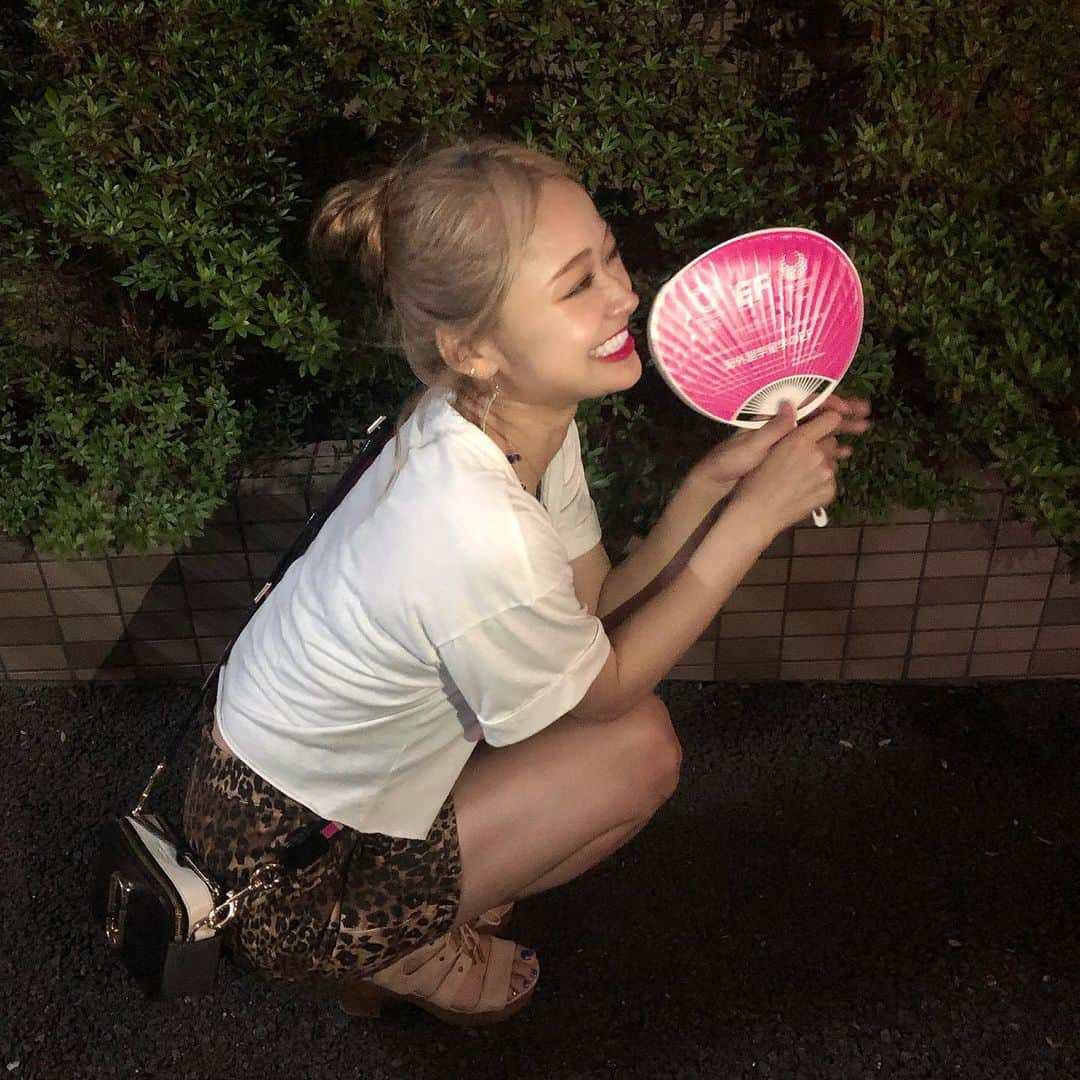 Monaさんのインスタグラム写真 - (MonaInstagram)「. . . おだんごヘア🍡💇‍♀️💜 . 隅田川花火大会は戦争でしたw . 夏感じれたからよかったけど♪ . プールも海もいきたみ深い🏖 . . . 明日はエビサマでDJです😍♪ . . . #隅田川#隅田川花火大会#花火 #花火大会#スカイツリー#浅草 #お祭り#夏#ヘアスタイル #おだんごヘア#お団子ヘア #ヘアアレンジ#ハイトーン #カジュアルファッション #Tシャツコーデ#ラフスタイル #ファッション#コーデ #スカートコーデ#dj#femaledj」7月27日 22時30分 - dj_monichan