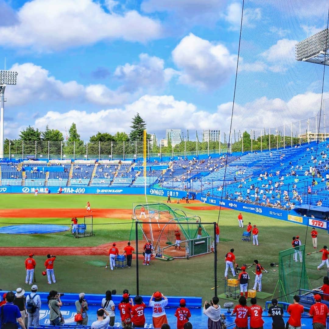 く～さんのインスタグラム写真 - (く～Instagram)「こんばんは。  今日はナイター観戦⚾ 天気が心配でしたが雨降らないで良かった～。 今日のカープはオールホームランで勝利❗嬉しい✨良かったなぁ。  ますますビールも美味しい。 #外飲み #トコトコサケメグリ #ビールおばさん #ビール女子 #ビールクズ #野球場 #神宮球場 #飲酒タグラム #酒好きな人と繋がりたい #空 #ビール #麦酒 #花火 #夏 #beer #beerlovers #beerholic #igersjp #tokyocameraclub #beerpic」7月27日 22時30分 - cafecafecoo