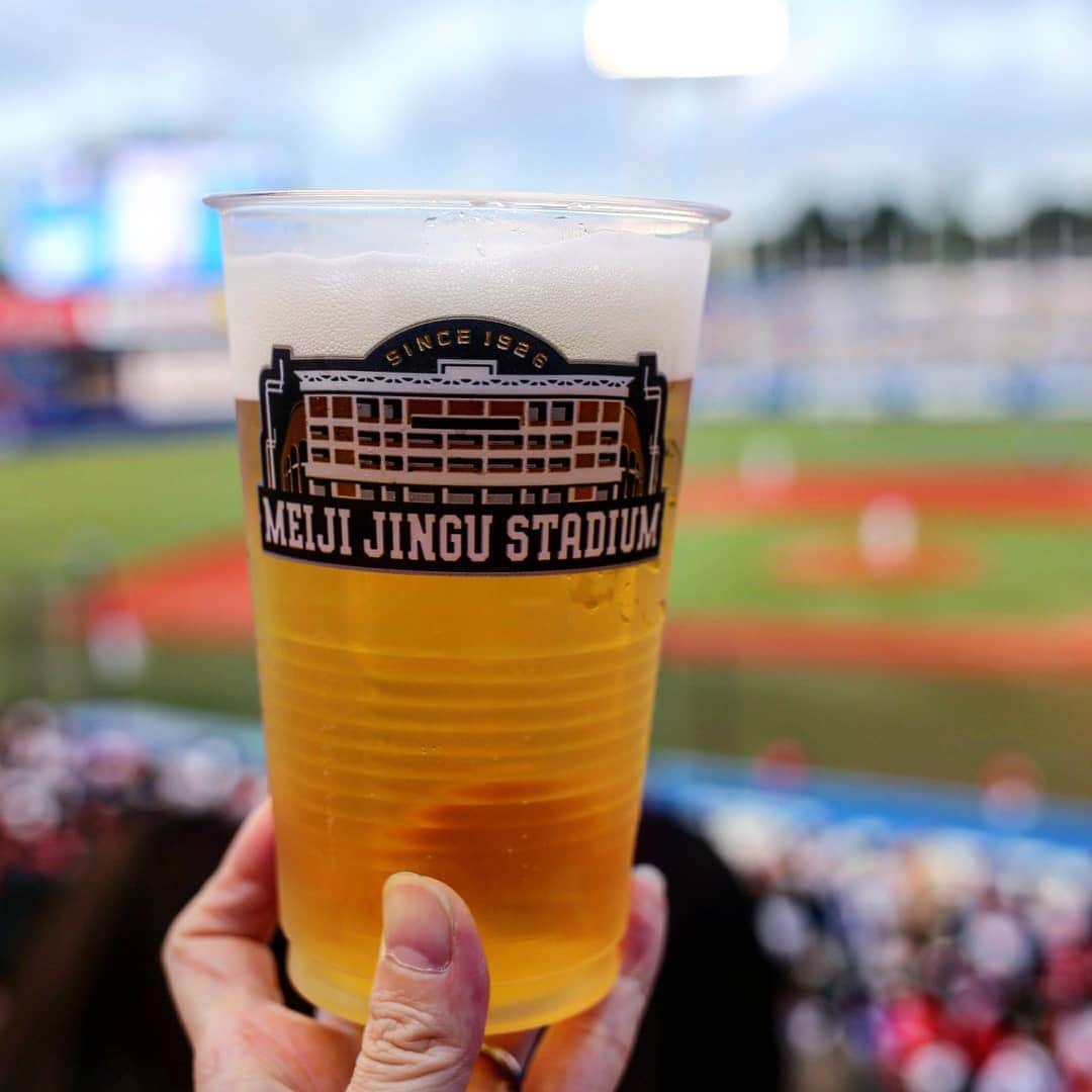 く～さんのインスタグラム写真 - (く～Instagram)「こんばんは。  今日はナイター観戦⚾ 天気が心配でしたが雨降らないで良かった～。 今日のカープはオールホームランで勝利❗嬉しい✨良かったなぁ。  ますますビールも美味しい。 #外飲み #トコトコサケメグリ #ビールおばさん #ビール女子 #ビールクズ #野球場 #神宮球場 #飲酒タグラム #酒好きな人と繋がりたい #空 #ビール #麦酒 #花火 #夏 #beer #beerlovers #beerholic #igersjp #tokyocameraclub #beerpic」7月27日 22時30分 - cafecafecoo