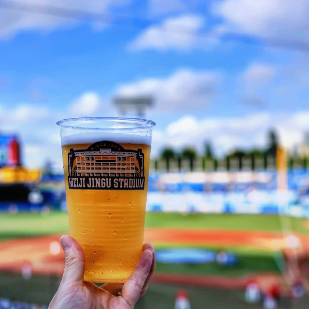 のインスタグラム：「こんばんは。  今日はナイター観戦⚾ 天気が心配でしたが雨降らないで良かった～。 今日のカープはオールホームランで勝利❗嬉しい✨良かったなぁ。  ますますビールも美味しい。 #外飲み #トコトコサケメグリ #ビールおばさん #ビール女子 #ビールクズ #野球場 #神宮球場 #飲酒タグラム #酒好きな人と繋がりたい #空 #ビール #麦酒 #花火 #夏 #beer #beerlovers #beerholic #igersjp #tokyocameraclub #beerpic」