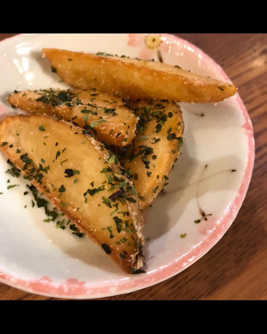 すずきあすかさんのインスタグラム写真 - (すずきあすかInstagram)「飯田橋のさくら本店 @sakurahonten さんで一人飲み🐈 . 最近暑いから一杯目はやっぱりビール！ってなるよね🍺 2杯目はとろみが美味しいあらごし梅酒でまったり🌸 . さんまの生姜煮は、大きめの薄切り生姜も乗ってて合わせて食べるとこれまた美味しい🐟 里芋の唐揚げは、うす～い衣がサクッと、なかはねっとり熱々でおつまみにもぴったり💕 ブロッコリーは湯で具合が素晴らしくて、アンチョビマヨネーズとも相性抜群🎶 四川風麻婆豆腐は大きめのお豆腐にとろりとした餡が絡んですっごく美味しい🌟 シメにご飯にかけるお客さんも多いんだって♪ 〆サバは軽めにしめてあるのでお刺身感覚でペロリ🐟 キャベツとベーコンの煮浸しは、きくらげは繊細で柔らかいのにキャベツが絶妙な歯ごたえで、美味しくて毎日食べられる😳 シンプルなのに揚げたてほくほくで美味しいポテトフライもいくらでも食べられちゃう✨ . お腹いっぱいで食べられなかったお料理はお持ち帰りして家でも楽しんだよ☺️ 他にも美味しそうなメニューがたくさんあったからまた行きたいな🎶 . 気さくな店主さんとたくさんおしゃべりしながら、そしてお姉さんは通るのに優しい声ですごく安心できる～✨ お店が綺麗だから新しいのかと思ったんだけど、長くやられてるそう♪ 早めの時間だったけど続々とお客さんも来てにぎわってたよ🙆‍♀️ . . #さくら本店 #飯田橋グルメ #飯田橋ディナー #飯田橋和食 #飯田橋レストラン #飯田橋居酒屋 #グルメ #居酒屋 #和食 #ディナー #お酒 #酒 #pr #サンマ #麻婆豆腐 #秋刀魚 #煮魚 #梅酒 #ビール #飯田橋 #一人飲み #お一人様 #乾杯 #selfie #girlsselfie #girl #自撮り #自撮り女子 #女子 #あすにゃんグルメ」7月27日 22時33分 - suzukiasukadesu