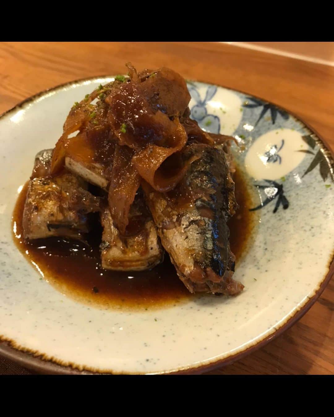 すずきあすかさんのインスタグラム写真 - (すずきあすかInstagram)「飯田橋のさくら本店 @sakurahonten さんで一人飲み🐈 . 最近暑いから一杯目はやっぱりビール！ってなるよね🍺 2杯目はとろみが美味しいあらごし梅酒でまったり🌸 . さんまの生姜煮は、大きめの薄切り生姜も乗ってて合わせて食べるとこれまた美味しい🐟 里芋の唐揚げは、うす～い衣がサクッと、なかはねっとり熱々でおつまみにもぴったり💕 ブロッコリーは湯で具合が素晴らしくて、アンチョビマヨネーズとも相性抜群🎶 四川風麻婆豆腐は大きめのお豆腐にとろりとした餡が絡んですっごく美味しい🌟 シメにご飯にかけるお客さんも多いんだって♪ 〆サバは軽めにしめてあるのでお刺身感覚でペロリ🐟 キャベツとベーコンの煮浸しは、きくらげは繊細で柔らかいのにキャベツが絶妙な歯ごたえで、美味しくて毎日食べられる😳 シンプルなのに揚げたてほくほくで美味しいポテトフライもいくらでも食べられちゃう✨ . お腹いっぱいで食べられなかったお料理はお持ち帰りして家でも楽しんだよ☺️ 他にも美味しそうなメニューがたくさんあったからまた行きたいな🎶 . 気さくな店主さんとたくさんおしゃべりしながら、そしてお姉さんは通るのに優しい声ですごく安心できる～✨ お店が綺麗だから新しいのかと思ったんだけど、長くやられてるそう♪ 早めの時間だったけど続々とお客さんも来てにぎわってたよ🙆‍♀️ . . #さくら本店 #飯田橋グルメ #飯田橋ディナー #飯田橋和食 #飯田橋レストラン #飯田橋居酒屋 #グルメ #居酒屋 #和食 #ディナー #お酒 #酒 #pr #サンマ #麻婆豆腐 #秋刀魚 #煮魚 #梅酒 #ビール #飯田橋 #一人飲み #お一人様 #乾杯 #selfie #girlsselfie #girl #自撮り #自撮り女子 #女子 #あすにゃんグルメ」7月27日 22時33分 - suzukiasukadesu