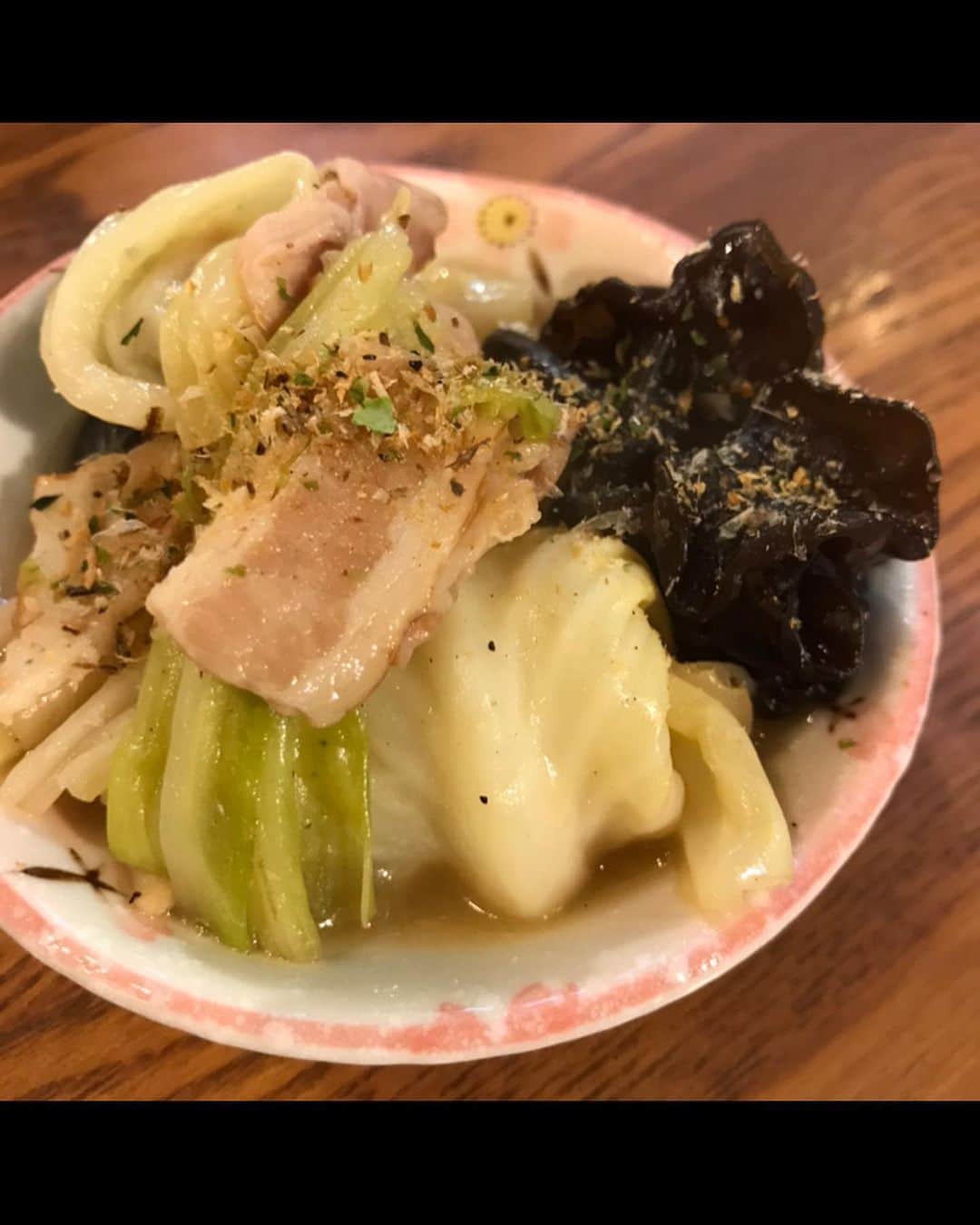 すずきあすかさんのインスタグラム写真 - (すずきあすかInstagram)「飯田橋のさくら本店 @sakurahonten さんで一人飲み🐈 . 最近暑いから一杯目はやっぱりビール！ってなるよね🍺 2杯目はとろみが美味しいあらごし梅酒でまったり🌸 . さんまの生姜煮は、大きめの薄切り生姜も乗ってて合わせて食べるとこれまた美味しい🐟 里芋の唐揚げは、うす～い衣がサクッと、なかはねっとり熱々でおつまみにもぴったり💕 ブロッコリーは湯で具合が素晴らしくて、アンチョビマヨネーズとも相性抜群🎶 四川風麻婆豆腐は大きめのお豆腐にとろりとした餡が絡んですっごく美味しい🌟 シメにご飯にかけるお客さんも多いんだって♪ 〆サバは軽めにしめてあるのでお刺身感覚でペロリ🐟 キャベツとベーコンの煮浸しは、きくらげは繊細で柔らかいのにキャベツが絶妙な歯ごたえで、美味しくて毎日食べられる😳 シンプルなのに揚げたてほくほくで美味しいポテトフライもいくらでも食べられちゃう✨ . お腹いっぱいで食べられなかったお料理はお持ち帰りして家でも楽しんだよ☺️ 他にも美味しそうなメニューがたくさんあったからまた行きたいな🎶 . 気さくな店主さんとたくさんおしゃべりしながら、そしてお姉さんは通るのに優しい声ですごく安心できる～✨ お店が綺麗だから新しいのかと思ったんだけど、長くやられてるそう♪ 早めの時間だったけど続々とお客さんも来てにぎわってたよ🙆‍♀️ . . #さくら本店 #飯田橋グルメ #飯田橋ディナー #飯田橋和食 #飯田橋レストラン #飯田橋居酒屋 #グルメ #居酒屋 #和食 #ディナー #お酒 #酒 #pr #サンマ #麻婆豆腐 #秋刀魚 #煮魚 #梅酒 #ビール #飯田橋 #一人飲み #お一人様 #乾杯 #selfie #girlsselfie #girl #自撮り #自撮り女子 #女子 #あすにゃんグルメ」7月27日 22時33分 - suzukiasukadesu