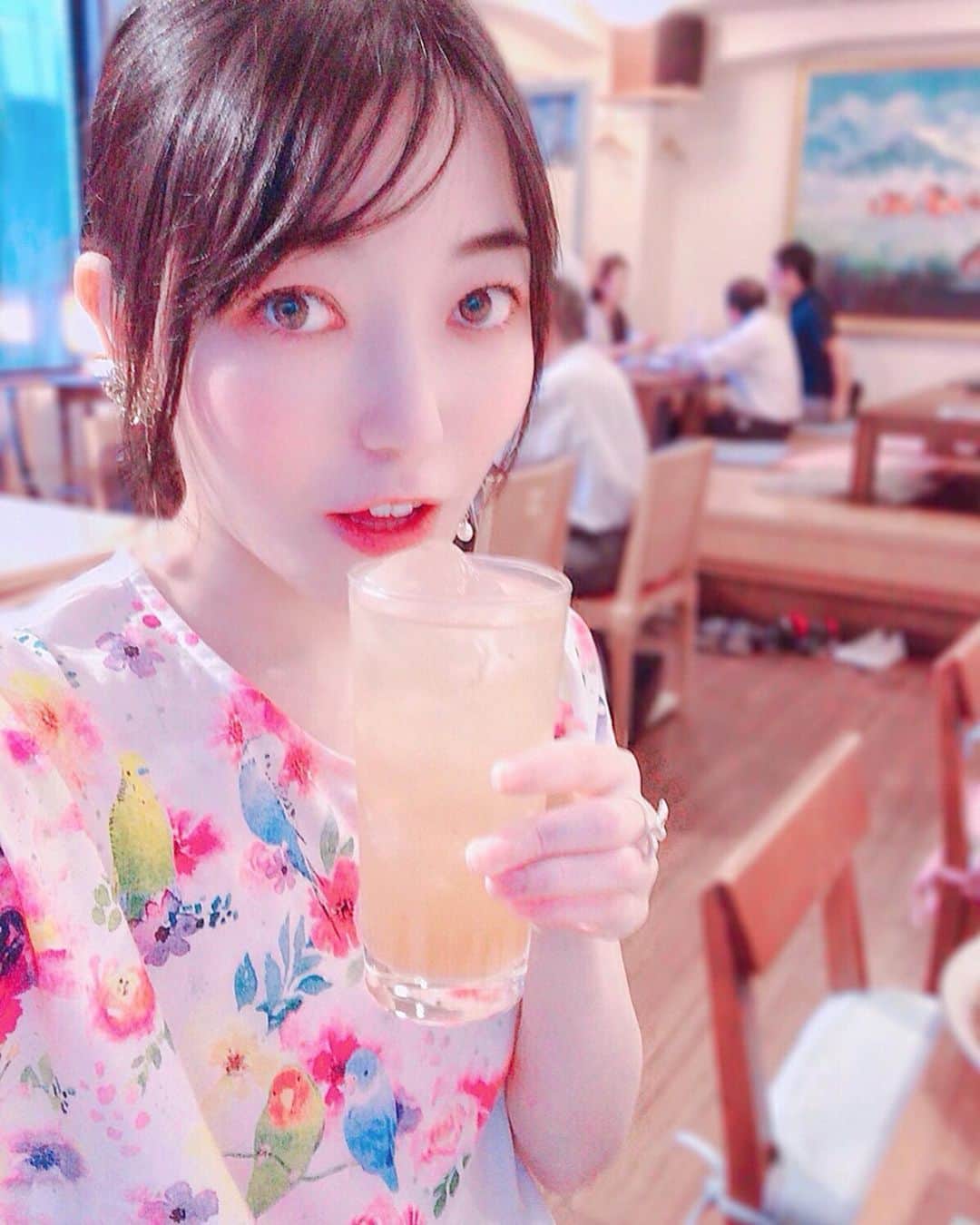 のインスタグラム：「飯田橋のさくら本店 @sakurahonten さんで一人飲み🐈 . 最近暑いから一杯目はやっぱりビール！ってなるよね🍺 2杯目はとろみが美味しいあらごし梅酒でまったり🌸 . さんまの生姜煮は、大きめの薄切り生姜も乗ってて合わせて食べるとこれまた美味しい🐟 里芋の唐揚げは、うす～い衣がサクッと、なかはねっとり熱々でおつまみにもぴったり💕 ブロッコリーは湯で具合が素晴らしくて、アンチョビマヨネーズとも相性抜群🎶 四川風麻婆豆腐は大きめのお豆腐にとろりとした餡が絡んですっごく美味しい🌟 シメにご飯にかけるお客さんも多いんだって♪ 〆サバは軽めにしめてあるのでお刺身感覚でペロリ🐟 キャベツとベーコンの煮浸しは、きくらげは繊細で柔らかいのにキャベツが絶妙な歯ごたえで、美味しくて毎日食べられる😳 シンプルなのに揚げたてほくほくで美味しいポテトフライもいくらでも食べられちゃう✨ . お腹いっぱいで食べられなかったお料理はお持ち帰りして家でも楽しんだよ☺️ 他にも美味しそうなメニューがたくさんあったからまた行きたいな🎶 . 気さくな店主さんとたくさんおしゃべりしながら、そしてお姉さんは通るのに優しい声ですごく安心できる～✨ お店が綺麗だから新しいのかと思ったんだけど、長くやられてるそう♪ 早めの時間だったけど続々とお客さんも来てにぎわってたよ🙆‍♀️ . . #さくら本店 #飯田橋グルメ #飯田橋ディナー #飯田橋和食 #飯田橋レストラン #飯田橋居酒屋 #グルメ #居酒屋 #和食 #ディナー #お酒 #酒 #pr #サンマ #麻婆豆腐 #秋刀魚 #煮魚 #梅酒 #ビール #飯田橋 #一人飲み #お一人様 #乾杯 #selfie #girlsselfie #girl #自撮り #自撮り女子 #女子 #あすにゃんグルメ」