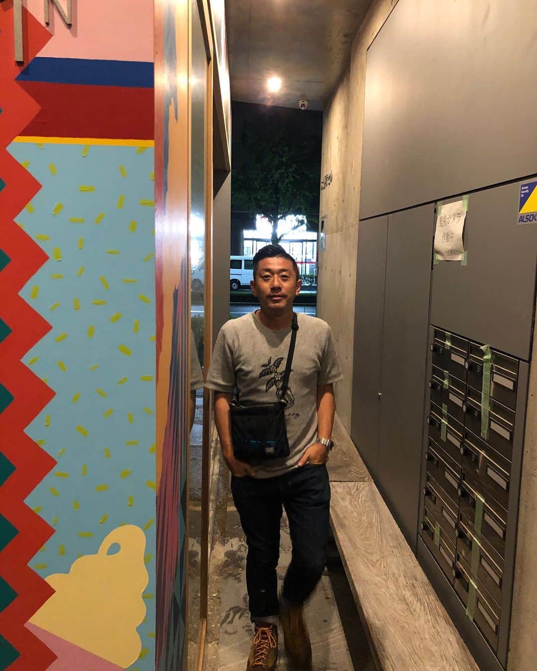 小林拓一郎さんのインスタグラム写真 - (小林拓一郎Instagram)「THE90年代な格好。  半袖スウェットに、ジーンズ、足元ダナーで、肩からポーター。  @pharmacycoffeelab  この夏、ガンガン着込んでいただきたい！  クラファン、ご支援いただいた皆さま、お引き換えもお待ちしております😊  #tdx #pharmacycoffeelab #ファーマシーコーヒーラボ #pcl #ファマコラ #nagoyacafe #名古屋カフェ #遊び方改革」7月27日 22時34分 - kobataku33