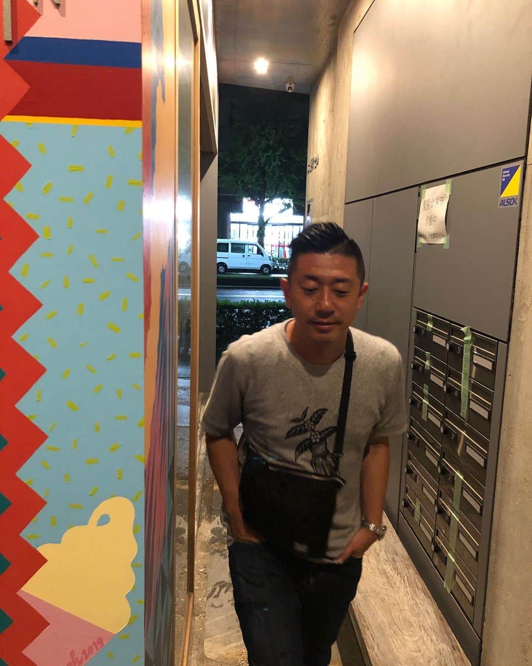 小林拓一郎さんのインスタグラム写真 - (小林拓一郎Instagram)「THE90年代な格好。  半袖スウェットに、ジーンズ、足元ダナーで、肩からポーター。  @pharmacycoffeelab  この夏、ガンガン着込んでいただきたい！  クラファン、ご支援いただいた皆さま、お引き換えもお待ちしております😊  #tdx #pharmacycoffeelab #ファーマシーコーヒーラボ #pcl #ファマコラ #nagoyacafe #名古屋カフェ #遊び方改革」7月27日 22時34分 - kobataku33