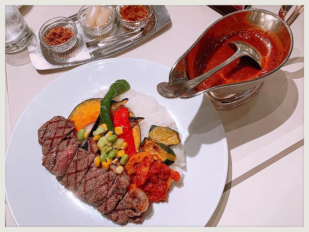 知華さんのインスタグラム写真 - (知華Instagram)「2019.07.27 人といるときは分けられるので、なるべく良質なお肉を摂るようにしています。 一人ご飯だとサラダとスープばかりになってしまうので。  #残りは家族が美味しくいただきました  #ステーキカレー  #帝国ホテル #tomocagourmet #夏はカレー」7月27日 22時37分 - tomoca1204