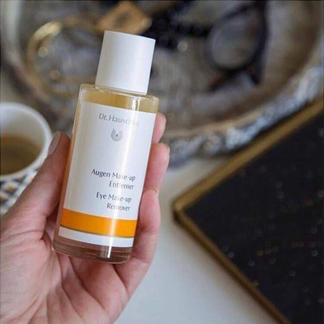 Dr. Hauschka Japan ドクターハウシュカさんのインスタグラム写真 - (Dr. Hauschka Japan ドクターハウシュカInstagram)「【美容液成分配合のアイメイクアップ リムーバー】 目元は皮膚が薄いだけでなく、皮脂腺も少ないためとっても乾燥しやすい部分であり若々しい印象を左右する大事なパーツ。アイメイクによって刺激を受けやすいことに加え、紫外線や冷房による乾燥ダメージも受けるので夏はいっそう丁寧ないたわりケアができると◎ . 100%ナチュラル成分でできた水と油の美しいツートンカラー2層式で、アイメイクを穏やかに落とします。 強力なウォータープルーフタイプでもすっきり。皮脂によるメイク崩れに備えて落ちにくさを重視する夏だからこそ、油性のアイメイクも水溶性の成分もまとめて洗い上げるクレンジングが重宝します。 . オイル特有のべたつきや皮膜感を残すことなくさっぱりと洗い上げながら、ダマスクバラウォーター、アイクリームにも使われるアイブライトエキス、ヒマワリ種子油などの天然の植物成分がしっかりと保湿。 目元をいたわりながら穏やかにケアするクレンジングで、すこやかな目元で過ごしましょう。 ・・・・・・・・・・・・・・・・・・・・・・・・・ 詳しくは公式ホームページへ→@drhauschkajapan ・・・・・・・・・・・・・・・・・・・・・・・・・ #drhauschka #Drハウシュカ #ドクターハウシュカ #ナチュラルコスメ #オーガニックコスメ #スキンケア #オーガニックスキンケア #ナチュラルメイクアップ #植物エキス #敏感肌 #オーガニックメイク #メイクアップ #ゆらぎ肌 #ポイントメイク #アイメイク #メイクアップリムーバー #目元ケア #クレンジング #美は細部に宿る #drhauschkalive #natrue #認証オーガニック #美容液成分配合 #サステナブル  #サステナブルビューティ #エイジングケア #プレエイジングケア」7月27日 22時38分 - drhauschkajapan