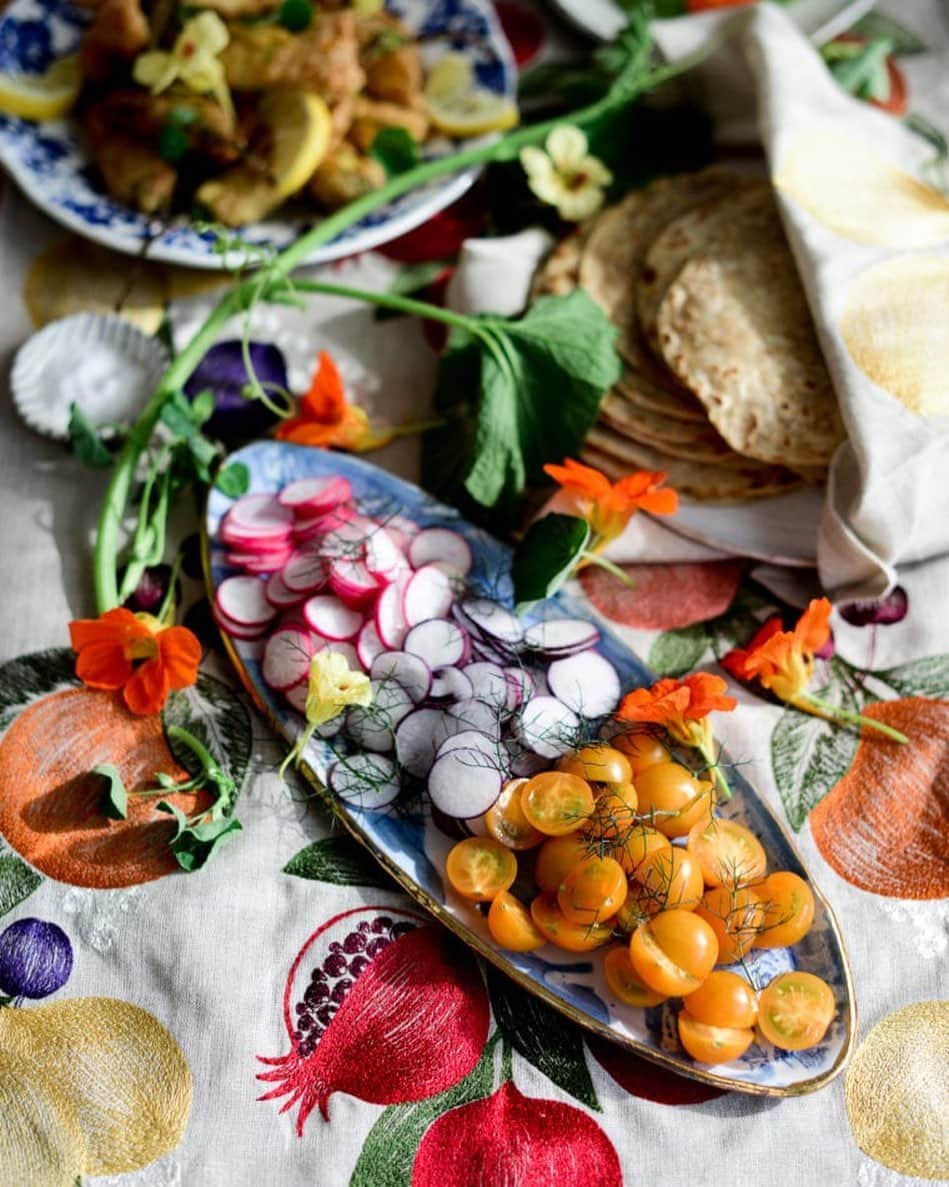 コーラル アンド タスクさんのインスタグラム写真 - (コーラル アンド タスクInstagram)「Our Fruits Table Runner captured so beautifully by @fareisle! Also how pretty are those tomatoes?! Head over to her feed and blog for the best summer garden-to-table taco recipe (they’re vegan too!!) #fareisle #coralandtusk」7月27日 22時40分 - coralandtusk