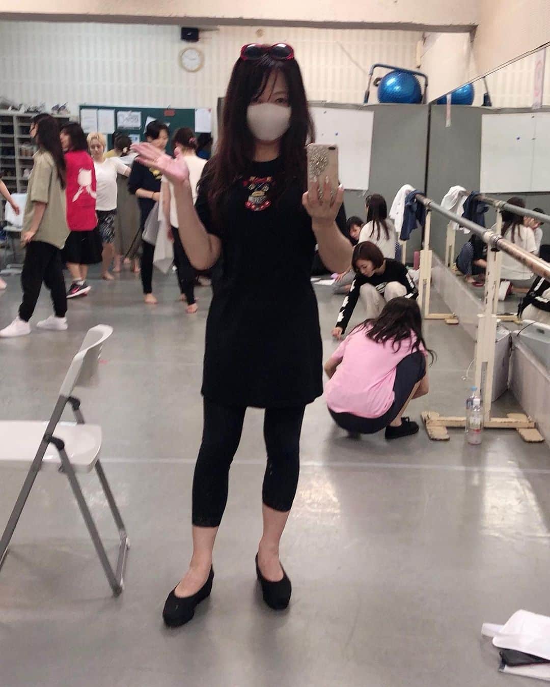 のインスタグラム：「（原めぐみオフィシャル）10pcs  photos 主演ミュージカル【スタントウーマン 】稽古写真。 今日も蒸し蒸し暑いf^_^;💧早く梅雨明けしないかなぁ。。私は稽古だけど、皆様は素敵な週末をね♪ 本番まであと10日ほど。。マスクをし始めました。 風邪は絶対に引けないのでね(^_−)−☆ #ダンスミュージカル﻿﻿ #エンタメ ﻿ #﻿スタントマン﻿ #原めぐみ﻿﻿ #小室さやか  #舞台 ﻿ #スタントウーマン2019  #スタントウーマン ﻿ #ミュージカル﻿﻿ #主演 ﻿ #朝倉薫 ﻿ #昭和アイドル﻿﻿﻿ #80年代アイドル﻿﻿﻿ #元アイドル﻿﻿﻿ #actoress﻿﻿﻿﻿ #singer ﻿﻿﻿﻿﻿﻿ #japanesesinger ﻿﻿﻿﻿﻿ #japaneseactor﻿﻿﻿﻿ #megumihara﻿﻿﻿﻿﻿ #インフルエンサー ﻿﻿﻿﻿﻿ #インスタ映え ﻿﻿﻿﻿﻿ #インスタグラマー ﻿﻿﻿﻿﻿ #いいねありがとう ﻿﻿﻿﻿﻿ #フォロー ﻿﻿﻿﻿﻿ @meguming.h」
