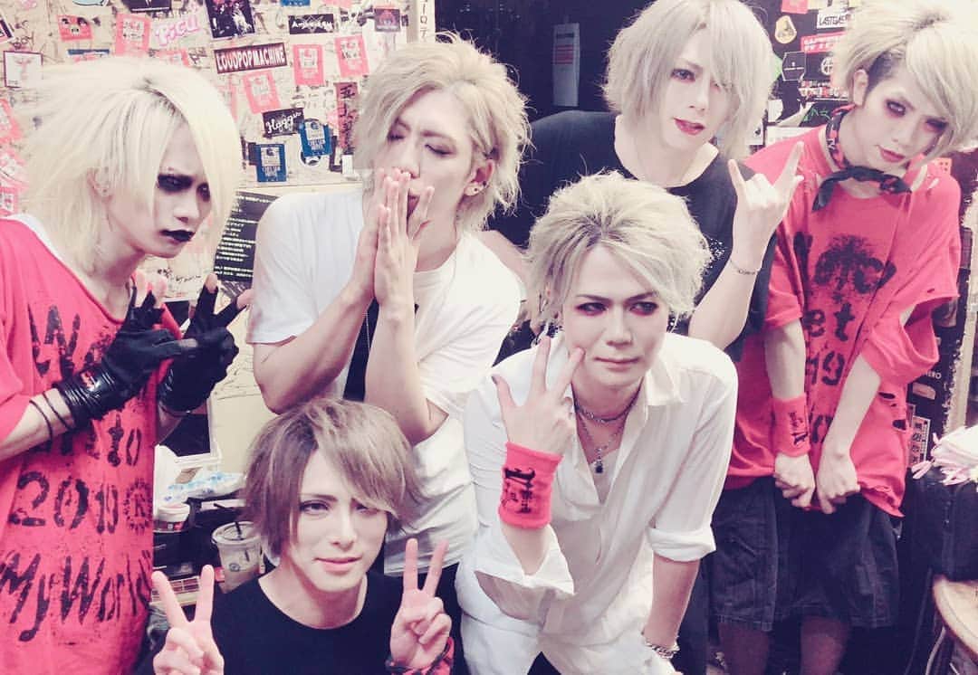 Chiyu のインスタグラム：「CHIYU主催ツアー東京編 Kちゃんと2マンありがとうございました！ 同じ境遇として同じ悩みやボーカル談義したりお互いのライブ見て刺激受けたり本当に楽しかった！ 来てくれたお互いのファンの方にも感謝です！ 明日も渋谷チェルシーホテルで千聖さんとの2マンなので沢山楽しもうぜ♪  最後のは8年前の俺とKちゃん(笑)  #K #CHIYU #渋谷」