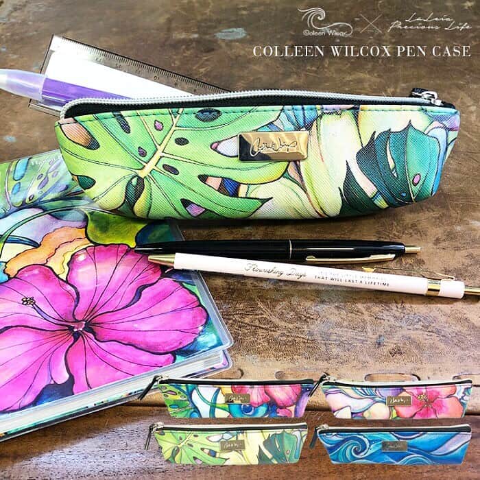 ラレイアのインスタグラム：「🌺 在庫残りわずかとなりました💦 Colleen Wilcoxアートデザインの #ペンケース がウェブサイトにて販売中！ ・ ギフトにもおすすめな持っててお洒落なアイテムです☺️🧡 ・ 無くなる前にぜひCheckしてみてください🌴✨ ・ そして2020年版ハワイ手帳もウェブ先行でご予約受付中です😍 @laleia_official  @colleenwilcoxgallery_jp  #colleen#colleenwilcox#art#hawaii#aloha#surf#beach#fashion#laleia#ハワイ#フォトジェニック#インスタ映え#インスタ女子#アロハ#ビーチ#海を感じる雑貨#ラレイア#アート#ビーチガール#サーフスタイル#ハワイ手帳#システム手帳#ダイアリー#手帳2020#文房具」