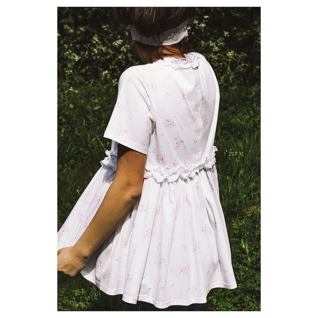 キャベジズ&ローゼズのインスタグラム：「Ruffle Ready 🌸 100% organic cotton, Letitia features charming ruffles at the neck and waist that compliment the wonderfully delicate Rosabelle print by @officialshabbychic👇Tap to shop Letitia now👇#organiccotton #organiccottonclothing #sustainable #consciousstyle #ruffles #shabbystyle #shabbylovescabbagesandroses #tshirttime #cabbagesandroses #cabbagesandrosesfashion @christina_strutt @cabbagesandroses_shop 👆Link In Bio👆」