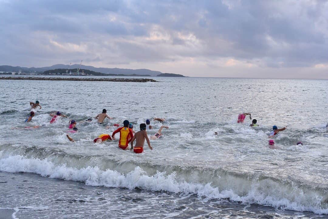 飯沼誠司さんのインスタグラム写真 - (飯沼誠司Instagram)「SUNSET CUP. 毎年恒例のイベント。 和田浦、館山を中心に南房総のライフセーバーの交流。 ジュニアだった子が和田浦メンバーとして逞しく帰ってきたり… ライフセービングは、色々なメンバーの出入りはあるが館山サーフクラブを創り… いつでもら誰でも、また帰って来れるクラブをこれからも続けていきたい。 ライフセービングは細くても良いから長くね！ #tateyamasurfclub  #wadauralifesavingclub  #tateyamasurfclubyouth  #tateyamasurfclubjunior  #みんな最高 #毎年恒例 #susetcup #lifesaving」7月27日 22時49分 - seiji_iinuma