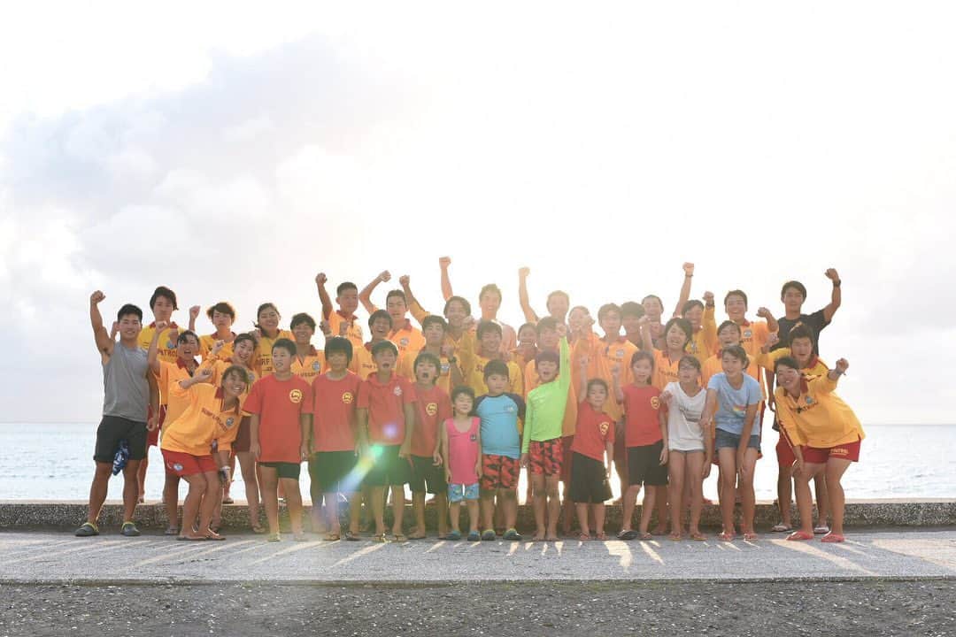 のインスタグラム：「SUNSET CUP. 毎年恒例のイベント。 和田浦、館山を中心に南房総のライフセーバーの交流。 ジュニアだった子が和田浦メンバーとして逞しく帰ってきたり… ライフセービングは、色々なメンバーの出入りはあるが館山サーフクラブを創り… いつでもら誰でも、また帰って来れるクラブをこれからも続けていきたい。 ライフセービングは細くても良いから長くね！ #tateyamasurfclub  #wadauralifesavingclub  #tateyamasurfclubyouth  #tateyamasurfclubjunior  #みんな最高 #毎年恒例 #susetcup #lifesaving」