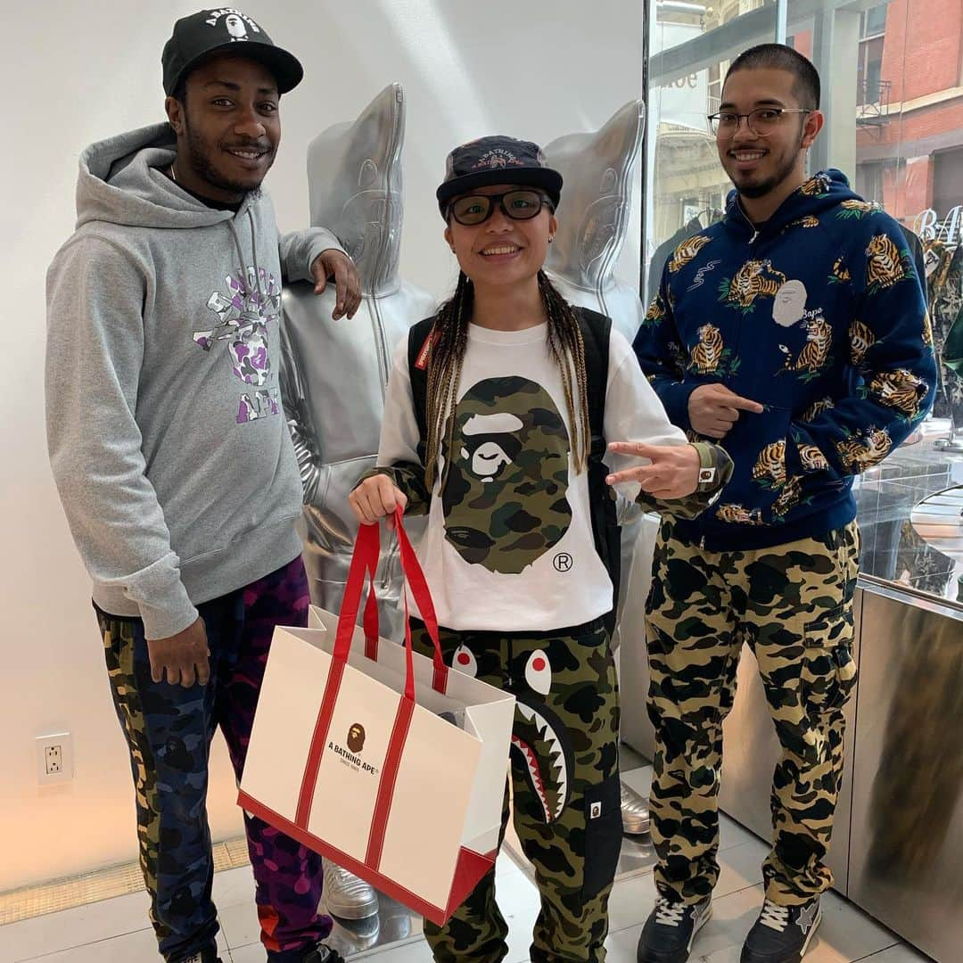 エイコンさんのインスタグラム写真 - (エイコンInstagram)「The 🇺🇸 dream!  #NewYork #SoHo #BallerAlert #SwagKing #Schwaag #DrapedInBape #Drip #Fresh #Jordans #Bape #BapeNewYork」7月27日 22時52分 - akonkmg