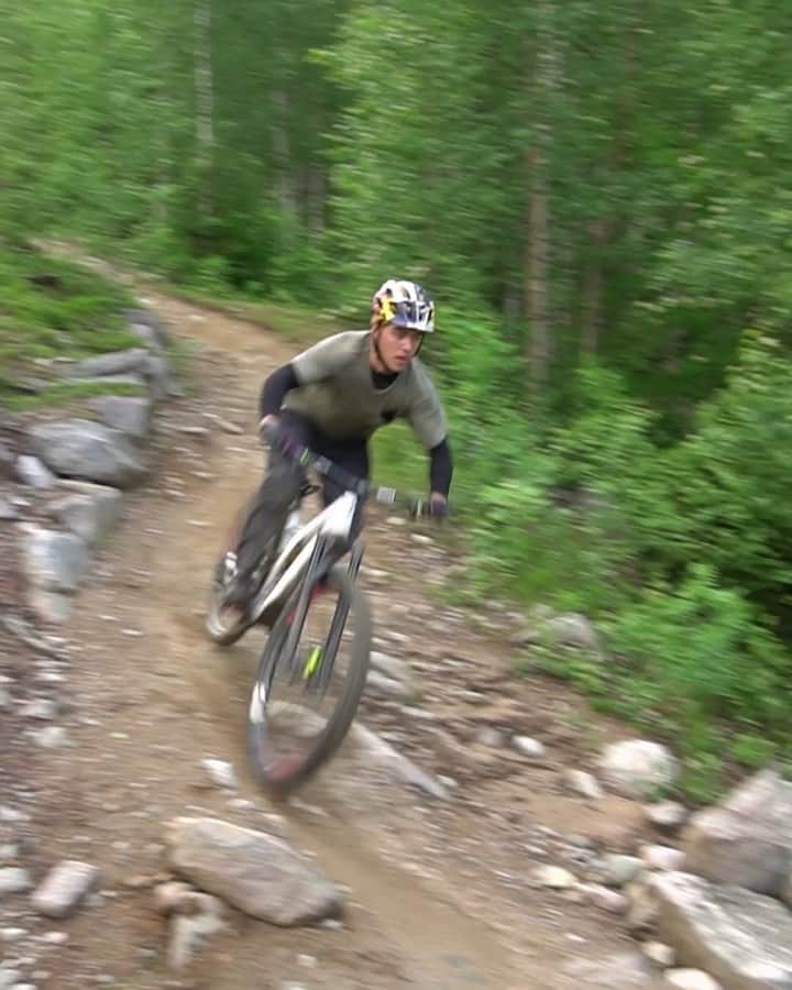 レッドブルのインスタグラム：「if mountain biking did ASMR 👆 🚲: @finniles #redbull #givesyouwings #mtb #dh #fromwhereiride #bikelife #sweden」