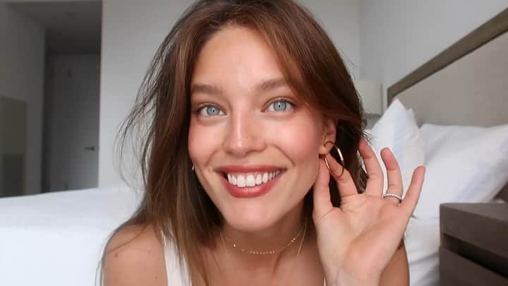 エミリー・DiDonatoのインスタグラム：「New video! Taking you through my jewelry collection!  Showing you my favorite pieces and where I got them! 💍 Link in BIO!」