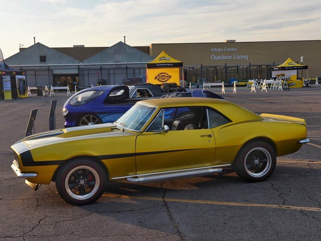 Hot Wheelsさんのインスタグラム写真 - (Hot WheelsInstagram)「Let’s get it started, Missouri 🙌 The weather is👌 in St. Louis, but y’all keep bringing the 🔥heat🔥 with these legendary rides! Use #HotWheelsLegends to show us all sights and sounds from today’s epic tour stop, and catch up with us throughout the day for even more. 🤘 . . . . #hotwheels #stlouis #missouri #carspotting #cars #autoshow」7月27日 23時00分 - hotwheelsofficial