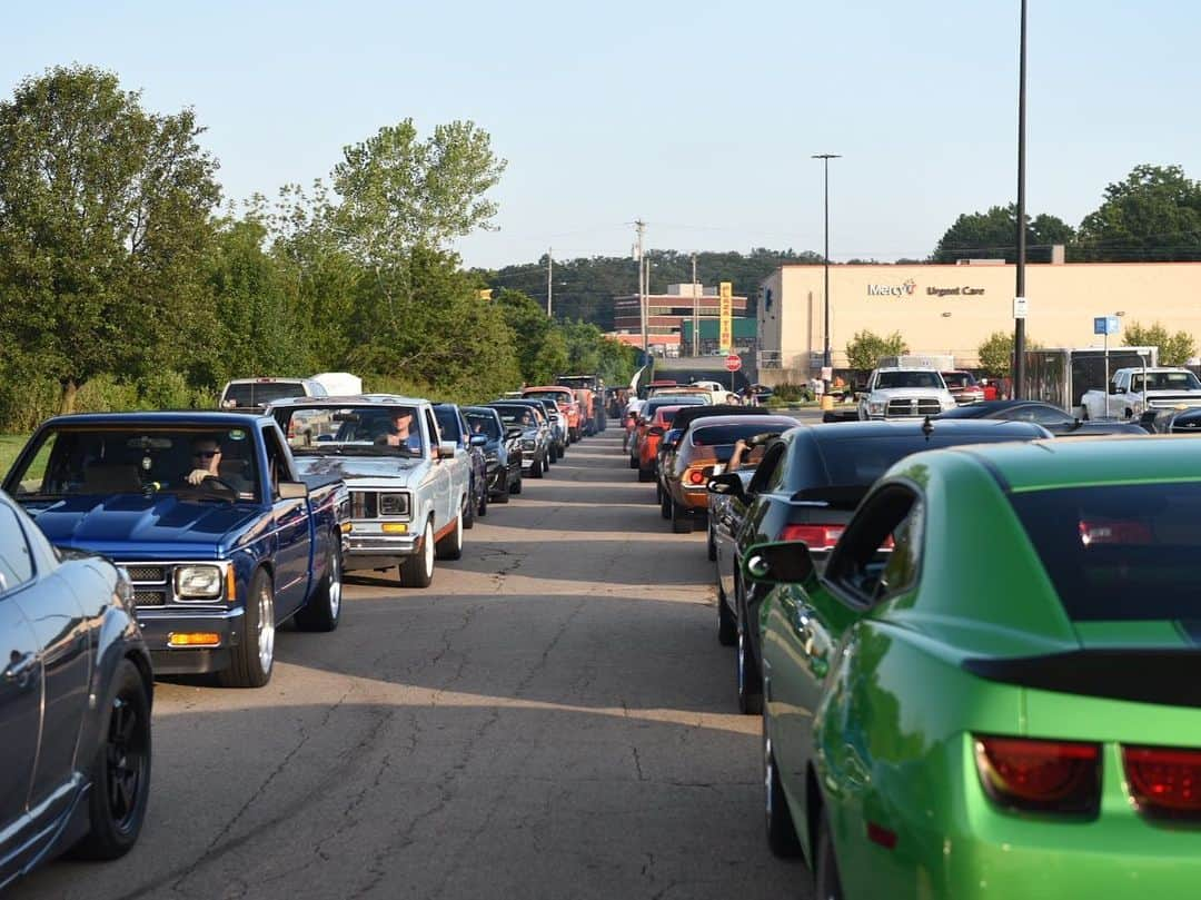 Hot Wheelsさんのインスタグラム写真 - (Hot WheelsInstagram)「Let’s get it started, Missouri 🙌 The weather is👌 in St. Louis, but y’all keep bringing the 🔥heat🔥 with these legendary rides! Use #HotWheelsLegends to show us all sights and sounds from today’s epic tour stop, and catch up with us throughout the day for even more. 🤘 . . . . #hotwheels #stlouis #missouri #carspotting #cars #autoshow」7月27日 23時00分 - hotwheelsofficial