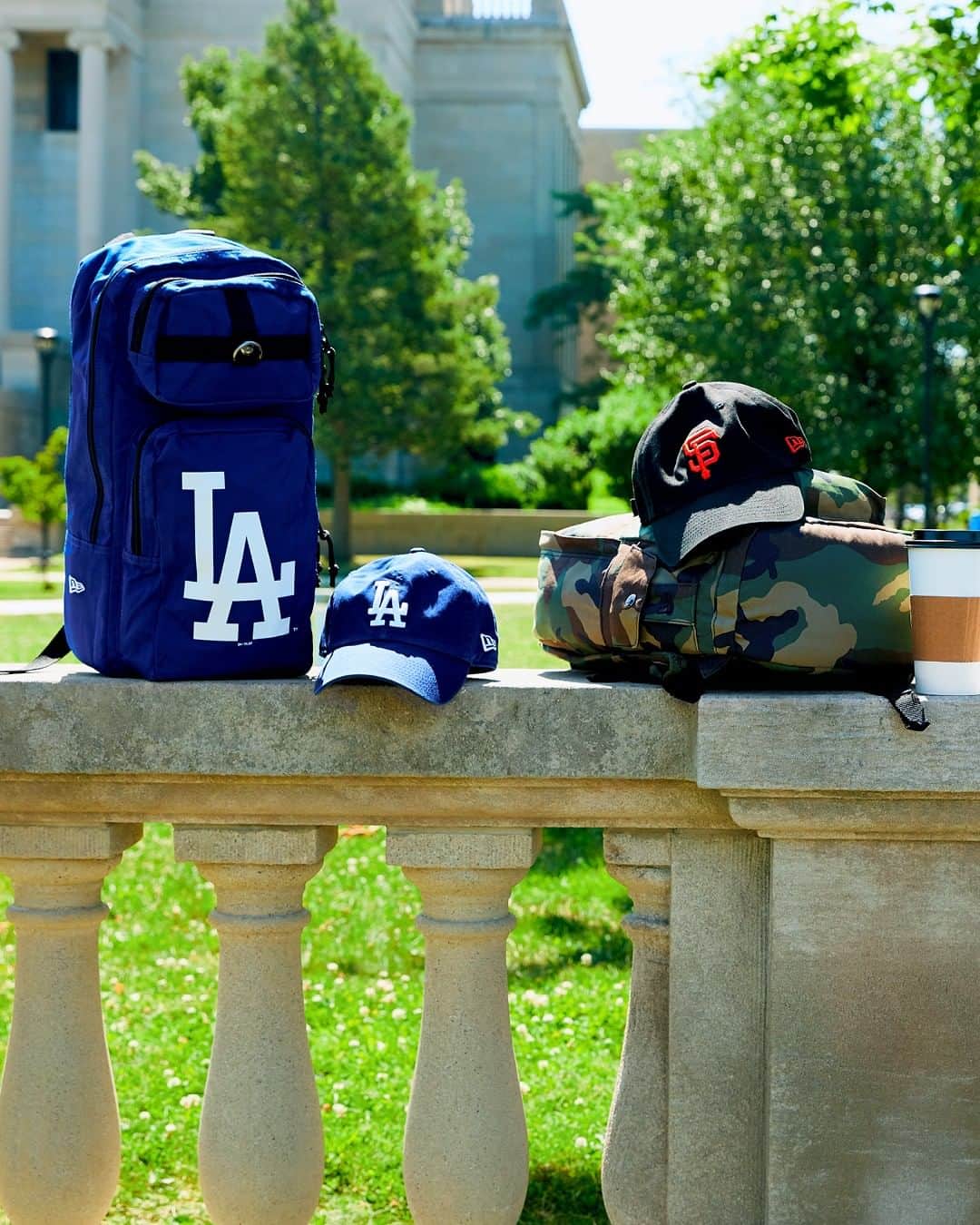 ニューエラ・キャップのインスタグラム：「First impressions count. Look good this semester with a #NewEraCap and backpack available now. Get 15% off at neweracap.com •  Backpacks available in select MLB teams」