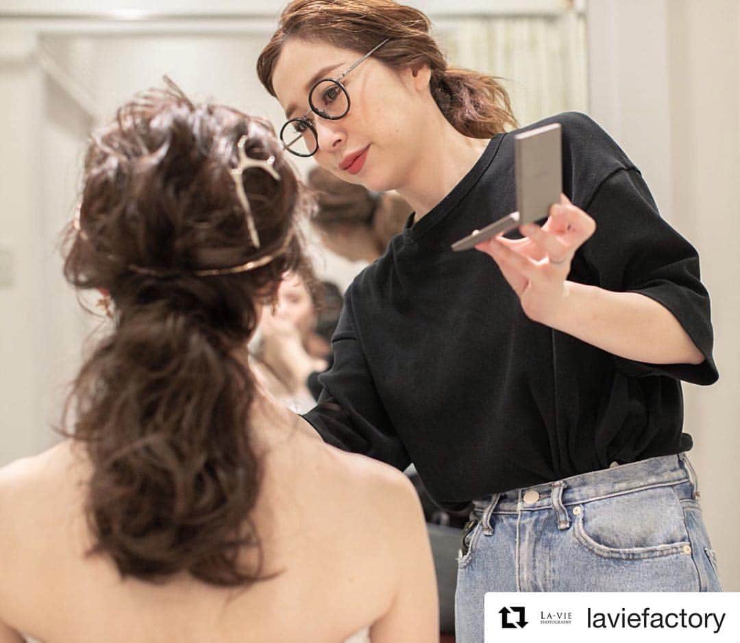 のインスタグラム：「#Repost @laviefactory with @get_repost ・・・ @laviefactory * 全国の花嫁から絶大な人気を誇る ヘアメイクアーティスト “Rumiさん"@ru0711と ラヴィファクトリーとの スペシャル・コラボ企画が この夏誕生します☆ —————— ラヴィファクトリー福岡: @fukuoka_laviephotography  Photographer: @kazuki__ikeda  ヘアメイク:@ru0711 AREA:JAPAN,FUKUOKA —————— @laviefactoryをフォローして #laviefactory #ラヴィファクトリー のハッシュタグをつけて お写真を投稿してみてくださいね✳︎ . こちらの公式IG（@laviefactory） で取り上げさせていただきます✨ #wedding#weddingphotography #ラヴィファクトリー  #laviefactory #photo#生きる写真#ハートのある写真 #instawedding#結婚写真#ウェディング #ウェディングフォト #撮影指示書#ロケーションフォト #前撮り#プレ花嫁 #結婚準備#写真好きな人と繋がりたい #フォトウェディング#卒花 #おしゃれ花嫁#前撮り#後撮り #ウェディングニュース #プラコレ #ウェディングヘア #花嫁ヘア #福岡花嫁」