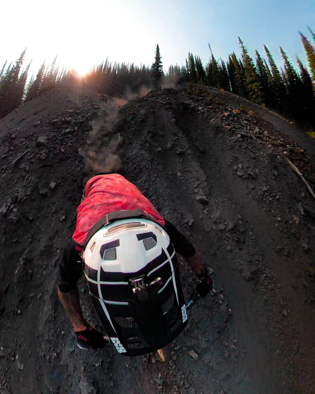 goproさんのインスタグラム写真 - (goproInstagram)「Photo of the Day: Full throttle with #GoPro Athlete @geoffgulevich + #GoProFusion. Who’s biking this weekend? • Curious about 360 capture? Tap the #GoProFusion tag in post to learn more. • • • #GoProMTB #OverCapture #Biking」7月27日 23時09分 - gopro