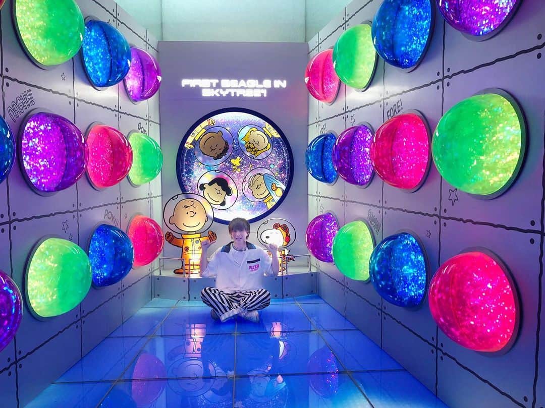 井深克彦さんのインスタグラム写真 - (井深克彦Instagram)「.﻿ 🐶🦴🌏﻿ ﻿ 東京スカイツリーの展望回廊で﻿ 7月18日から﻿ FIRST BEAGLE IN SKYTREE® ! ﻿ -アストロノーツスヌーピーと宇宙を知ろう-﻿ がスタートしました🥳﻿ ﻿ そう、今回は大好きな﻿ SNOOPYがコラボしてます💫﻿ 僕も気合いを入れて﻿ 初日に行ってきました🙌﻿ ﻿ 展望デッキに向かうと﻿ こんなに可愛い宇宙服を着た﻿ スヌーピー たちがお出迎えしてくれるの🥰﻿ ﻿ フォトスポットになってるから﻿ 一緒に写真も撮れるよ🤳﻿ ﻿ 展望回廊には﻿ スヌーピーのお友達たちの﻿ 紹介が書いてあったり、﻿ 宇宙について勉強もできたり、﻿ こんなところにまでスヌーピーと﻿ ウッドストックがいる〜☁️🐥って﻿ テンションがあがりっぱなしでした🌈﻿ ﻿ そして所々に可愛い﻿ フォトスポットがあるので﻿ 是非行ってみてください🐶🌏🧡﻿ ﻿ イベントは7月18日-10月14日まで﻿ 開催中なので、﻿ お子さん連れの方は夏休みに﻿ ぜひ遊びに行ってみてください😚﻿ ﻿ 🎟5歳以下のこどもは﻿ 展望台への入場が無料です🌻﻿ ﻿ ぬいぐるみを持参して﻿ ぬい撮りしてる方たちもいて﻿ スヌーピーファンは日本にも﻿ たくさんいて、愛されてるんだなあって﻿ 改めて思いました🐶🦴💫﻿ ﻿ スヌーピー 50周年おめでとう🎉﻿ ﻿ #アストロノーツスヌーピー #snoopy ﻿ #スヌーピー #スカイツリー#skytree #PR  @tokyoskytree_official」7月27日 23時20分 - ibuka_katsuhiko