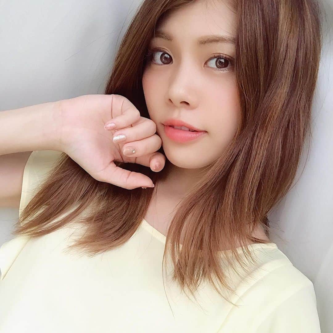 のインスタグラム：「久しぶりのセルフネイル♪ . ． ． 初めて剥がせるジェルネイルを使ったけど、簡単楽ちんで良い感じ♩ ． サロンに行くと自分でできないような可愛いネイルにしてもらえたり持ちも良いけど、なかなかスケジュールが取れない時とか行く時間を考えると気軽に自分でできるのは便利＊° ． ． 夏休みだけとか、お休みの時とか、気分で気軽にデザインを変えたい方に良さそう♡ ． ． ． YouTubeでも 使い方も詳しく紹介してるから参考になれば嬉しい＊° ． ． ． #ジェルネイル #ネイルデザイン #homeiウィークリージェル #セルフネイル #ニュアンスネイル #マーブルネイル #セルフジェルネイル #剥がせるジェルネイル #HOMEI #100均 #daiso #nail #instanails #nailstagram #gelnails #selfnail #nuancenail #pinknails #instagood #love #lfl #instapic #makochannel」