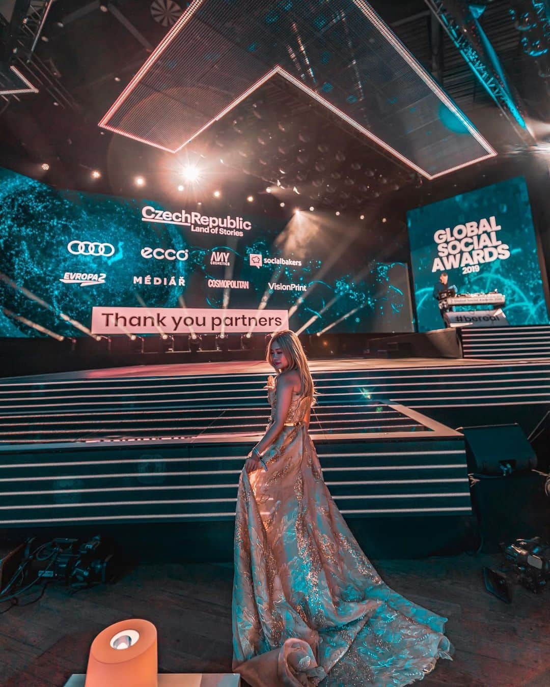Stella Leeさんのインスタグラム写真 - (Stella LeeInstagram)「Published a blog post about the Global Social Awards on www.stellalee.net and throwback pictures of the night. I was wearing beautiful gold dress by @yosepsinudarsono and belt by @leciel.design 💖 From 0 to 10, how would you rate my outfit of the night?」7月27日 23時18分 - stellalee92
