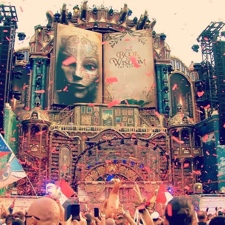 サネリー・ジェームズのインスタグラム：「Always a magical experience. Sharing positive energy with passionate people. Go check our @tomorrowland set! It’s live now! [Link in bio] #lovedancefeel」