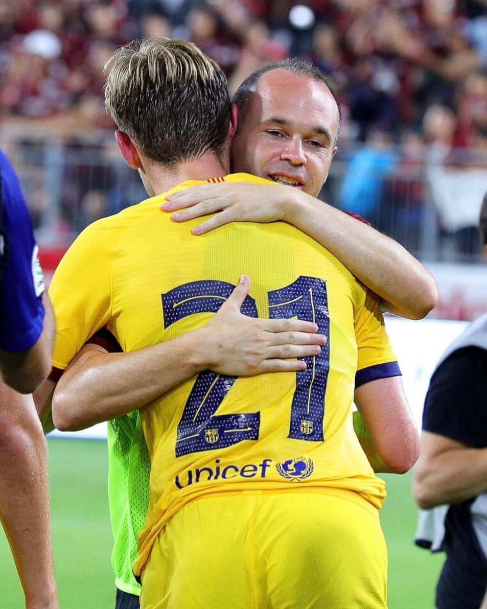 LFPさんのインスタグラム写真 - (LFPInstagram)「The @fcbarcelona Philosophy! 🔵🔴 • #LaLiga #LaLigaSantander #Barça #DeJong #Iniesta #Football #IniestaLaLigaIcons #LaLigaIcons」7月27日 23時21分 - laliga