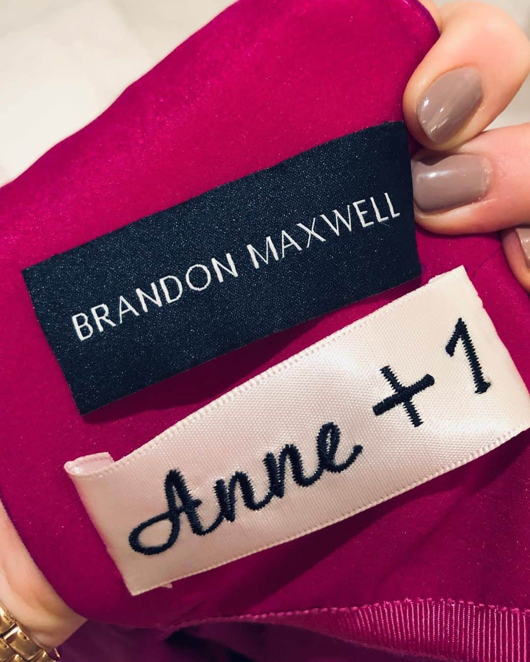 アン・ハサウェイさんのインスタグラム写真 - (アン・ハサウェイInstagram)「@brandonmaxwell, as if it wasn’t enough you custom-made me and the bump a knockout dress, you put this tag in it. Thank you, new friend 💕」7月27日 23時29分 - annehathaway