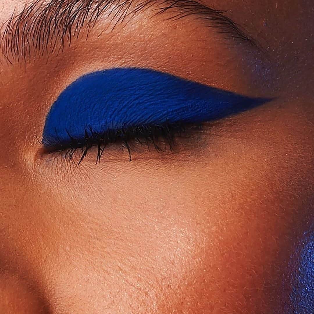 NARSさんのインスタグラム写真 - (NARSInstagram)「Into the blue. Get NARS Artist @angelmua_'s look with Outremer Single Eyeshadow, Oural Brow Gel, and Climax Mascara. Photographer @annastokland Model @justmoifashion」7月27日 23時26分 - narsissist