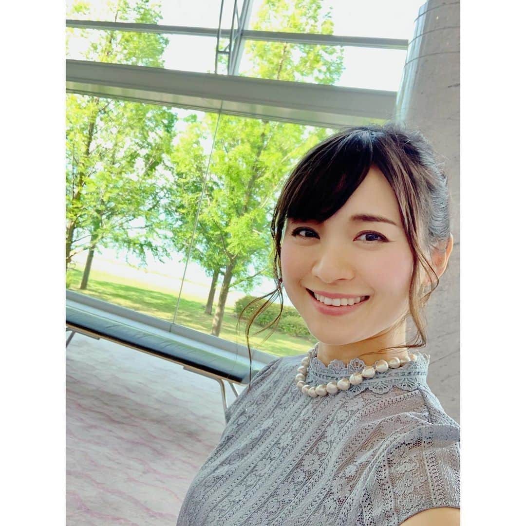 繁田美貴さんのインスタグラム写真 - (繁田美貴Instagram)「*＊ 隅田川の花火、美しかった〜😊 無事最後まで打ち上がって良かったです☆ 今年は一視聴者(自称:応援団長)として 家族と家で見ていましたが、 人混みがだんだん怖くなってきた妊婦としては テレビでゆっくり花火を見られるのっていいなぁと、 花火中継が持つ意義の一つを 改めてひしひし感じておりました。 ドキドキの天候の中 隅田川花火大会に関わった皆様、お疲れ様でした！ そして花火師の皆様、 今年もまた素晴らしい花火を ありがとうございました！！ 花火の興奮冷めやらぬこの流れで、、 番宣です(笑) 土曜日、といえばBSテレ東で23:30〜 『エンター・ザ・ミュージック』 まもなくですよ♪ #今年 6月に #滋賀県立劇場びわ湖ホール で開催された #エンターザミュージックスペシャルコンサート #その模様 をたっぷりお届け致します！ #指揮 はもちろん #藤岡幸夫 さん #演奏 は #関西フィルハーモニー管弦楽団 #特別ゲスト に  #テノール の #錦織健 さんをお迎えし、 #私も #司会 として参加しましたよ☆ #BSテレ東 #エンターザミュージック #ぜひご覧下さい♪ #写真 は #びわ湖ホール にて📸」7月27日 23時26分 - handa_miki