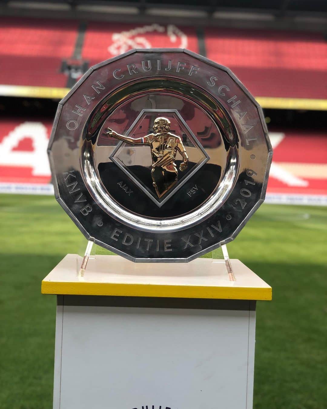 PSVアイントホーフェンさんのインスタグラム写真 - (PSVアイントホーフェンInstagram)「We’re here! 👊🏻 Is this going to be ours? 🤩 #AJAPSV #JCSchaal」7月27日 23時30分 - psv