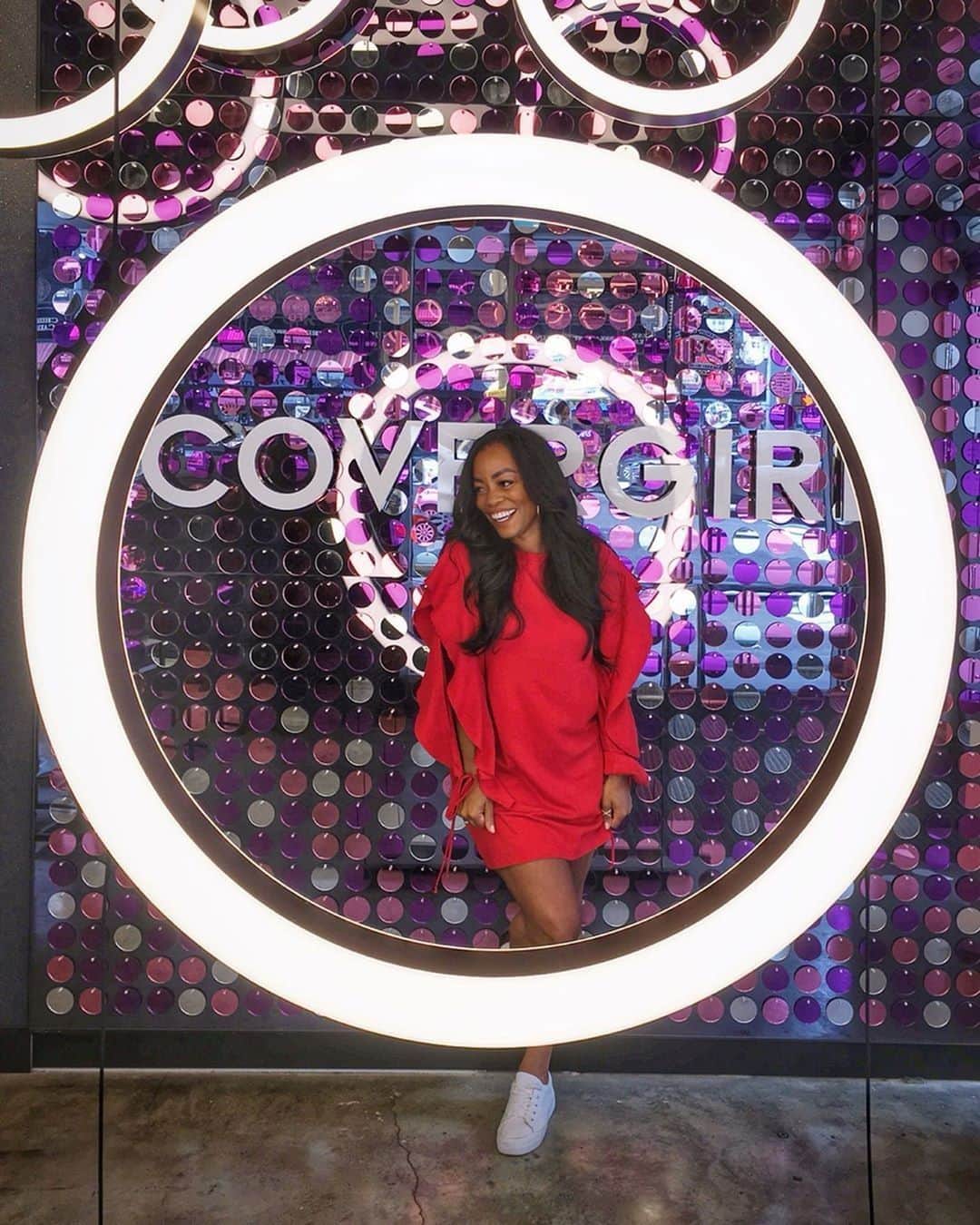 COVERGIRLさんのインスタグラム写真 - (COVERGIRLInstagram)「When you shoot your shot. 📸 @travelistafashionista is looking good at our #COVERGIRLNYC store. Come down to Times Square to check it out! #COVERGIRLMADE #COVERGIRLCrueltyFree #CrueltyFree」7月27日 23時31分 - covergirl