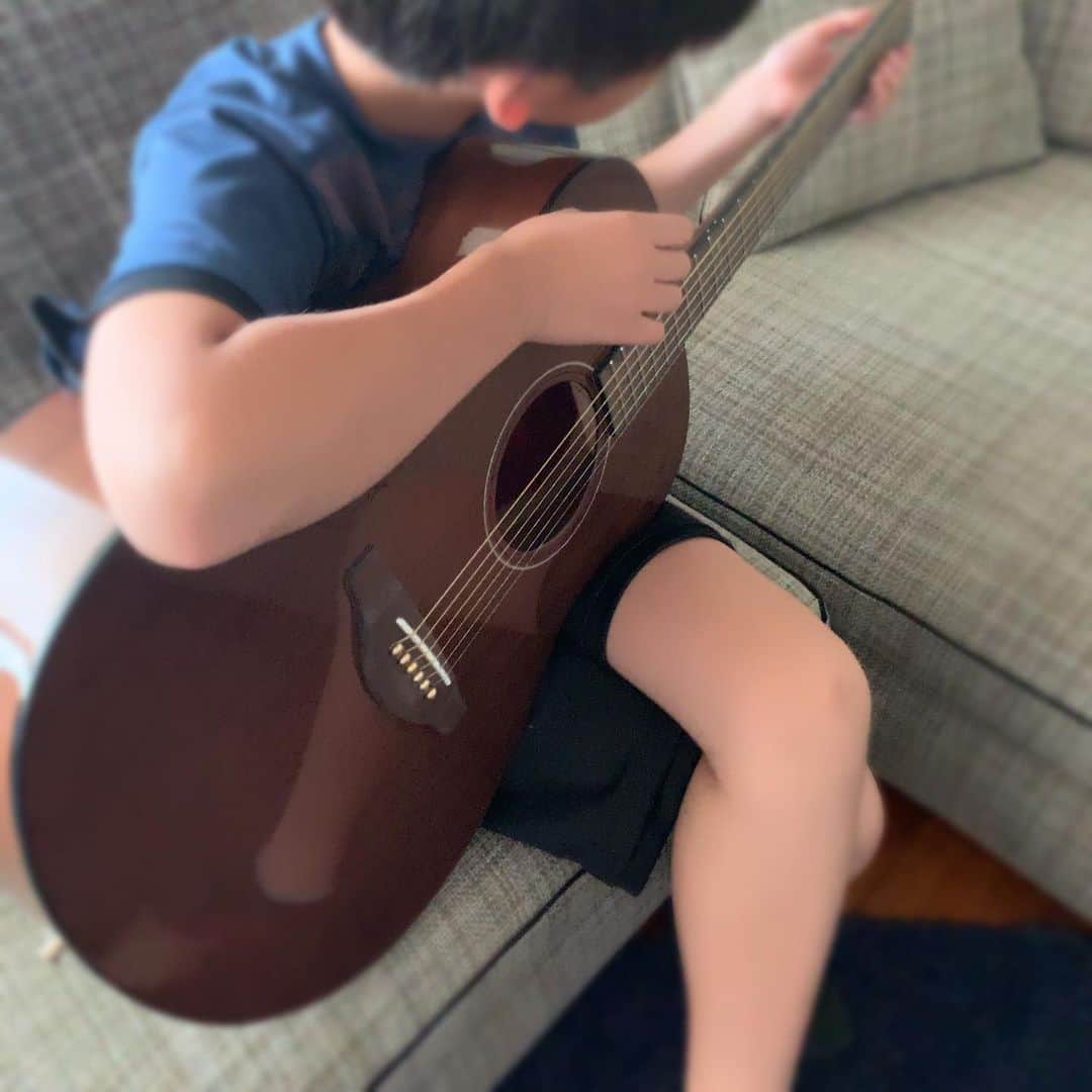 渡辺満里奈さんのインスタグラム写真 - (渡辺満里奈Instagram)「子どもたちが熱望していたギターを買いに、銀座に行ったのでした。 いろいろな楽器見られて楽しかった❤️ ★ #ギター始めるぞ #私もやりたいけど #覚えられる気がしない」7月27日 23時32分 - funnyfacefunny