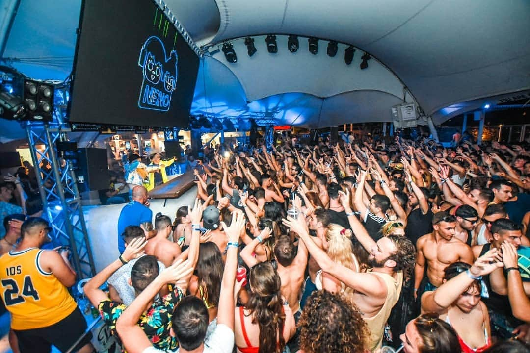 NERVOさんのインスタグラム写真 - (NERVOInstagram)「It's been our 3rd summer in a row playing at this club and we have to say the photos & videos don't even do it justice!! Thank you again @faroutbeachclub for an epic gig &  Greek holiday! We love you Malakas!!! 🇬🇷🇬🇷🇬🇷💙💙💙」7月27日 23時46分 - nervomusic