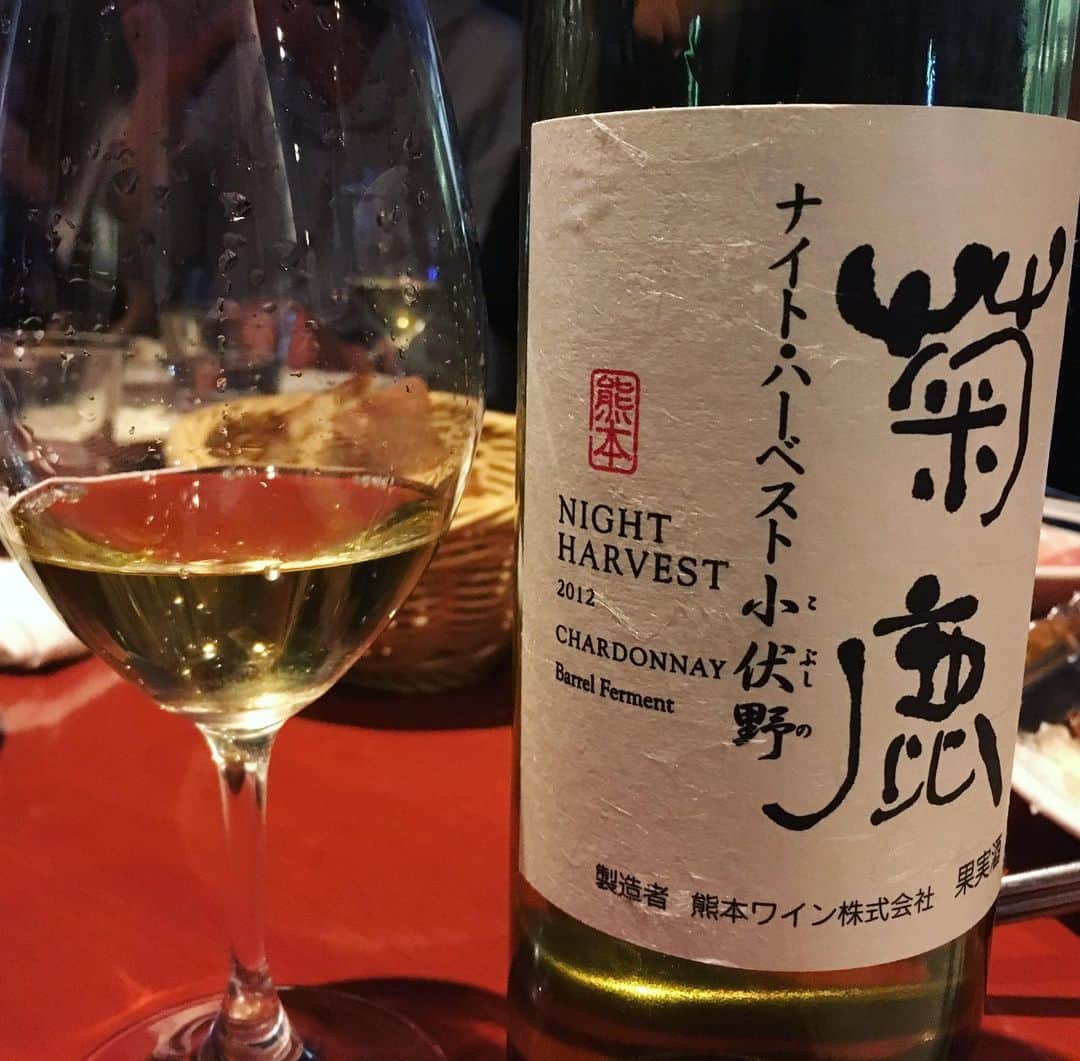 ひぐち君さんのインスタグラム写真 - (ひぐち君Instagram)「日本ワイン「ナイトハーベスト」飲み比べ🍷 九州ならではのトロピカルフルーツのような果実味に、丸みのある酸、ミネラル、程よい苦味の後にくる蜂蜜感。アフターのバターのニュアンスが心地いい。やっぱり小伏野はムルソーを想わせる。 ナイトハーベストのワインは全て香り高い印象でした🍷 #菊鹿ナイトハーベスト小伏野 2012 #シャルドネ樽発酵 #ナイトハーベスト #chardonnay #平川農園 #熊本ワイン #熊本県 #熊本市 #日本ワイン 🇯🇵 #日本ワイン会 🍷 #日本ワインを日常に  #japanesewine #vinjaponais  #wine #vin #vino #winetime #winelover #instawine #wineexpert  #tokyo #神楽坂 #飯田橋 #神楽坂ワイン食堂entraide」7月27日 23時38分 - higehiguchi