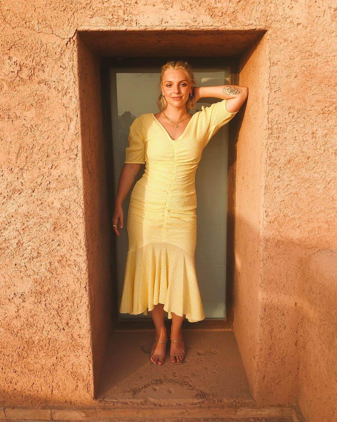 Estée Lalondeのインスタグラム：「💛 ~ curvy ~ 💛 ——————————–––––––––––––––––––––– Sandals @byfar_official  Dress @staud.clothing  Styled by @tonastell  Hair/Makeup @scarlett_burton Jewellery @daisy_jewellery (ad/brand collab) #esteelalondeXdaisy #ELwears #ELtravels」