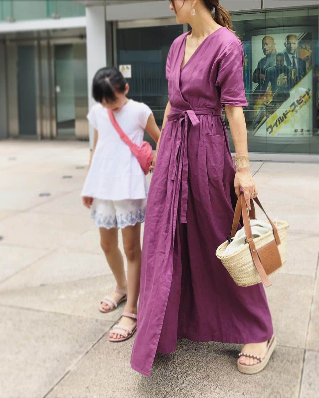 のインスタグラム：「雨かと思いきや、蒸し暑かったのでリネンワンピース💜 娘とパール付きサンダルの日でした✨  トイストーリー4、とても楽しかったです😊 にしても…夏休みなのか週末だからなのか、どこも混んでましたぁ💦 Dress&Shoes: #tsurubymarikooikawa  bag: #loewe #fashion #cordinate #casualstyle #puratokyo #stellerhollywood #ツルバイマリコオイカワ #ロエベ #ママコーデ」
