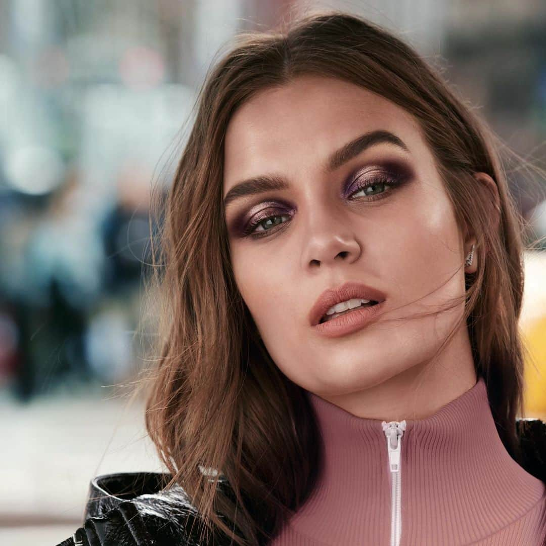 Maybelline New Yorkさんのインスタグラム写真 - (Maybelline New YorkInstagram)「This eye look is everything! 😍 @josephineskriver is wearing the NEW #colortattoo cream eyeshadow in 'knockout' with a pop of 'socialite' in the center of the lids. #mnyitlook」7月27日 23時53分 - maybelline