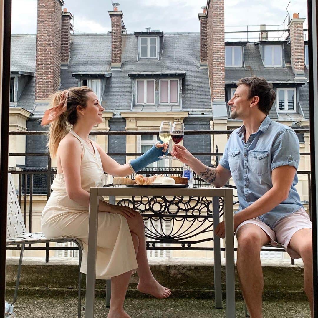 カーリー・ワデルさんのインスタグラム写真 - (カーリー・ワデルInstagram)「Real romance in Paris is when you cheers with sparkling grape juice with a broken hand, on a rainy balcony, with a husband complaining of constipation and swollen feet (deja-vu to Evan in Paradise)」7月27日 23時53分 - carlywad