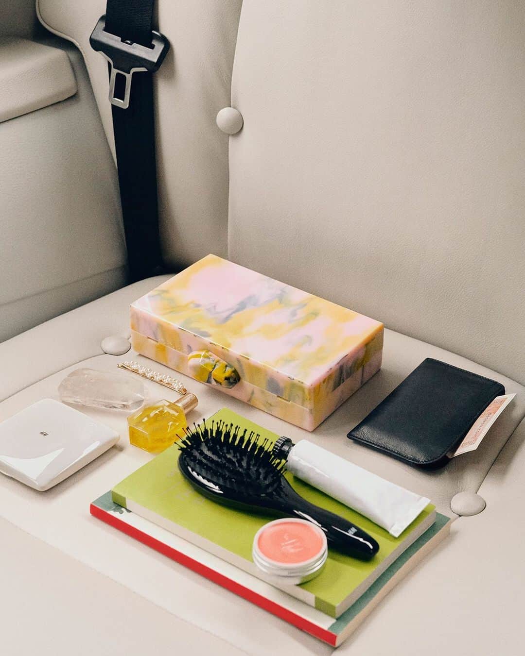 のインスタグラム：「Take a peak inside @susiebubble's bag (or in this case —marbled clutch) #HMMAGAZINE Clutch bag: 0788291001  Powder: 0436483011  Brush: 0428284001」