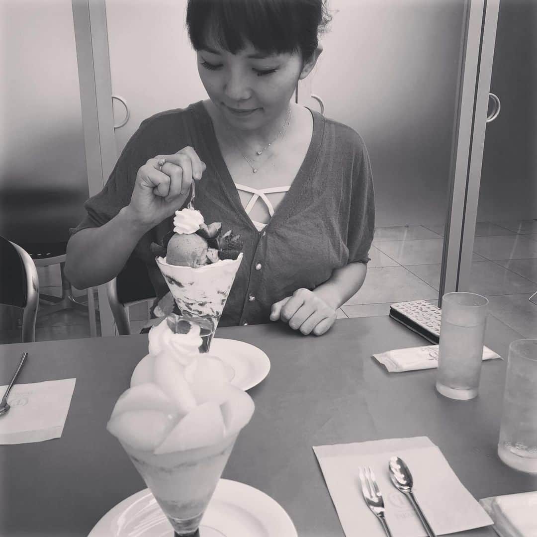 森永理科のインスタグラム：「高野フルーツパーラーで美味しいパフェ。しあわせー。」