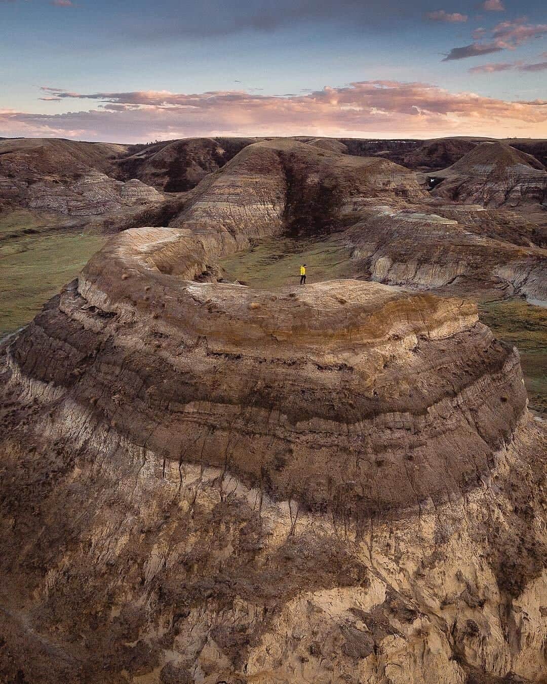 Explore Canadaさんのインスタグラム写真 - (Explore CanadaInstagram)「Just north of the U.S. border, you’ll find this “wild west” landscape in Big Muddy Valley, Saskatchewan. The best way to explore the area is on a half-day tour which will take you through the “Outlaw Caves” and up to Castle Butte (pictured here). Make sure to climb to the top for the perfect birds-eye view! #ExploreCanada ⁠ .⁠ 📷 @herry.with.an.e⁠ 📍 @tourismsask⁠ .⁠ #ExploreSask #CastleButte⁠」7月28日 0時00分 - explorecanada