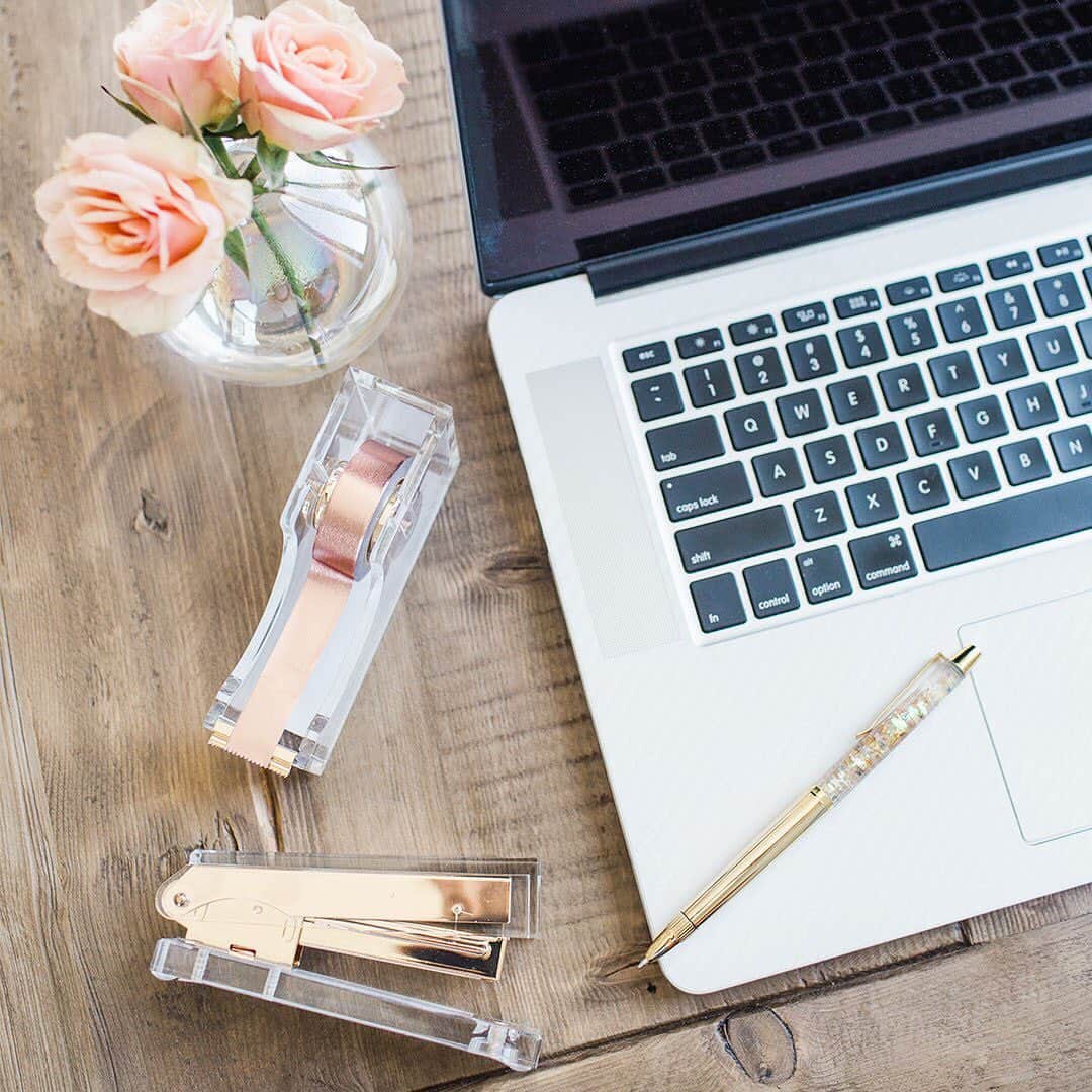ロック&リパブリックのインスタグラム：「What does your desk say about you? Tap to get organized in style with @lclaurenconrad. #lclaurenconrad #Kohls」