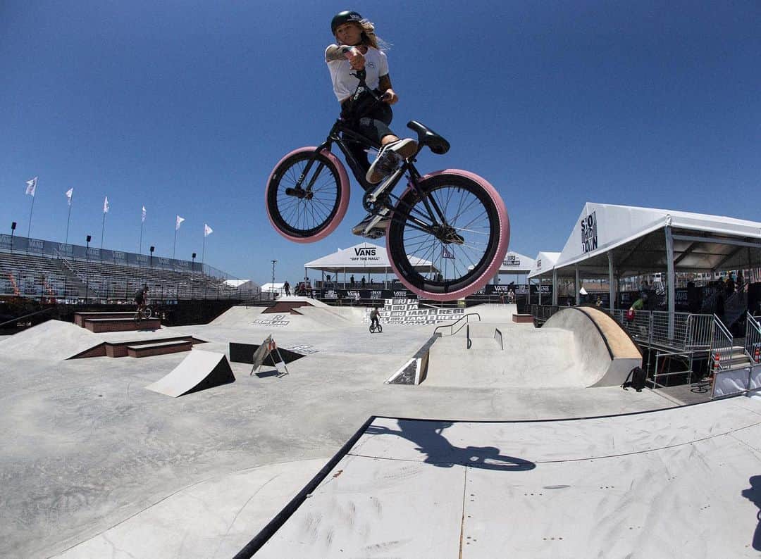vansさんのインスタグラム写真 - (vansInstagram)「Time to jump straight into it! The 2019 #VANSUSOPEN has begun. Whether you are visiting in person or watching online, check out the full schedule now at vansusopenofsurfing.com 📷: @VansBMX66's @a_ngiemarie by @ColinMackayBMX」7月28日 0時06分 - vans